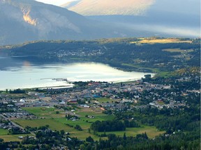 Seen from high on Mount Ida, and situated in the heart of the beautiful Shuswap Lake recreational area, Salmon Arm is known as the 'Heart of the Shuswap' and is the northern gateway to the Okanagan Valley.
