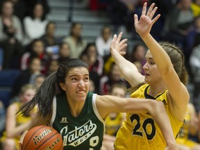 Walnut Grove Gators' Jessica Wisotzki drives past Kelowna Owls' Rylee Semeniuk in the AAA Girls High School Basketball final at the Langley Events Centre on March 3, 2018. The new high school hoop season kickoff event gets going Nov. 25 at various locales.