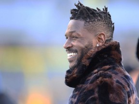 An arrest warrant has been issued by police in Florida for free agent wide receiver Antonio Brown.