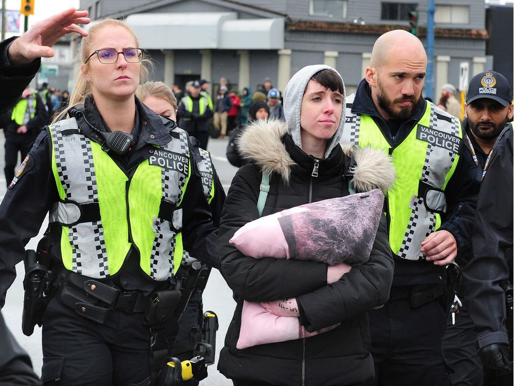 Wet'suwet'en protest: Police clear blockade at Port of Vancouver ...