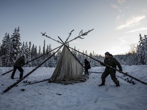 Unterstützer der erblichen Häuptlinge der Wet’suwet’en, die sich der Coastal GasLink-Pipeline widersetzen, errichteten am Mittwoch, den 8.