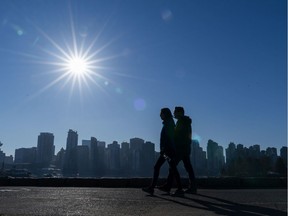 VANCOUVER,BC:NOVEMBER 19, 2018 -- A couple walks along the seawall in Stanley Park while enjoying a dry day in Vancouver, BC, November, 19, 2018. (Richard Lam/PNG) (For ) 00054A [PNG Merlin Archive]
