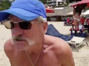 A tourist confronts a journalist reporting live from a Puerto Vallarta beach in a screenshot from a video.