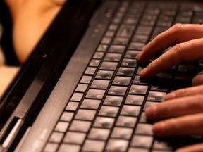 Sant Mangat bol obvinený z online lákania a držania detskej porna.