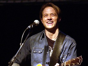 Aaron Lines performs at Gabby's Cabaret in Langley in this 2003 file photo.