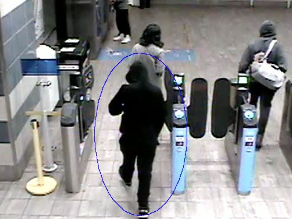 Vancouver police release video of suspect in robbery at gunpoint ...