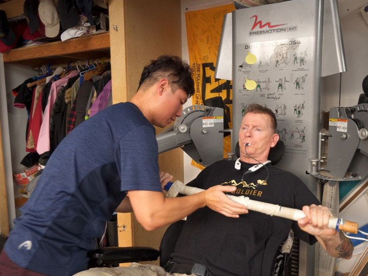  Canadian veteran Trevor Greene using the PoNS and NeuroCatch neuro-tech devices during physiotherapy to recover from a traumatic brain injury.