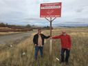 Rick McGowan, links, mit seinem langjährigen Nachbarn Harry Little, auf der Douglas Lake Cattle Ranch, mit einem Verbotsschild.