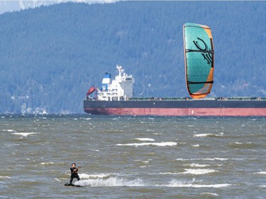 VANCOUVER,BC:APRIL 4, 2021 -- A kitesurfer takes advantage of the windy conditions at Spanish Banks in Vancouver, BC, April, 4, 2021. (Richard Lam/PNG) (For ) 00064274A [PNG Merlin Archive]