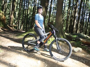 Tessa Black didn’t think an e-mountain bike
would impress her, but the North Shore rider
had a blast on one of Rocky Mountain’s
purpose-built Powerplay e-bikes.