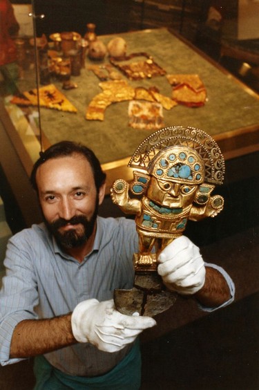 Expo 86. Golden treasures of the Incas dominate the Peruvian Exhibit. Ran June 28, 1986 pg. A1 Vancouver Sun Photo. Sunday feature Expo 86 30th anniversary [PNG Merlin Archive]