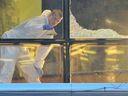 Ermittler am Schauplatz von zerbrochenem Glas im Sheraton Wall Centre in Vancouver im Januar 2012, wo Sandip Duhre beim Abendessen im Restaurant Cafe One erschossen wurde.