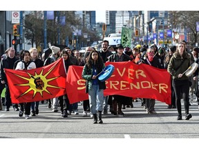 Unterstützer der erblichen Häuptlinge der indigenen Wet'suwet'en Nation blockieren den Zugang zum Hafen von Vancouver im Rahmen von Protesten gegen die Coastal GasLink-Pipeline in Vancouver, British Columbia, Kanada, 24. Februar 2020. REUTERS/Jennifer Gauthier
