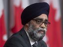 Verteidigungsminister Harjit Sajjan wird während einer Pressekonferenz am Donnerstag, den 7. Mai 2020 in Ottawa gesehen.