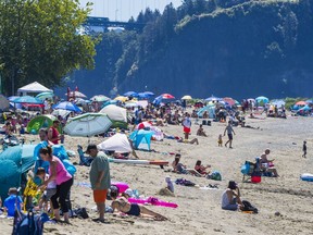 Die Menschen haben am 26. Juni 2021 am Strand von Ambleside West Vancouver mit einer Hitzewelle zu kämpfen.