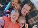 Marie Haak und ihre vier Kinder.  Nachdem zwei Personen letzte Woche positiv auf COVID-19 getestet worden waren, sagte Haak, sie habe Mühe, konsistente Informationen von Fraser Health zu erhalten.