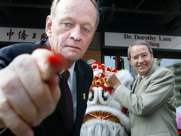 2002 - Jean Chretien dotted lion's eyes with Philip Owen, then  turned his brush on photographer Dave Roels.