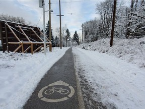 Der Arbutus Greenway in Vancouver, mit geräumtem Radweg und schneebedecktem Fußgängerweg.