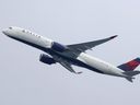 Un Airbus A350-900 de Delta Air Lines décolle de l'aéroport de Sydney à Sydney, Australie, le 28 octobre 2020.