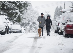 Une bouffée d'air arctique qui s'est installée sur la côte sud de la Colombie-Britannique pour un Noël blanc ne durera pas aussi longtemps et ne soufflera pas aussi froid, selon Environnement Canada.
