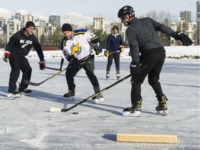 Ein Blick auf die Boxtore, die Don Rempel am Montagabend für das Shinny-Spiel seiner Gruppe am Dienstag am Teich im Vanier Park gemacht hat.  PNG