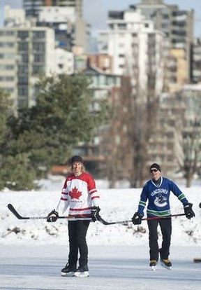 Daniela Bordignon (links) und Don Rempel genießen am Dienstag die winterlichen Bedingungen im Vanier Park in Vancouver.  PNG
