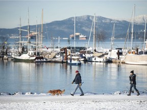 Die Menschen genießen die Winterbedingungen im Vanier Park in Vancouver, BC, Dienstag, 28. Dezember 2021.