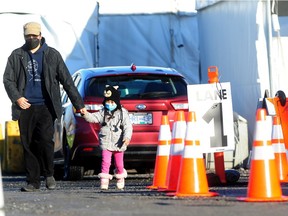 Les automobilistes et les piétons font la queue sur le site de test COVID de Saint Vincent au 4875 Heather St.