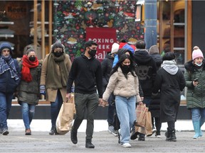 Boxing Day-Shopper in Aktion in der Robson St. in Vancouver, BC, 26. Dezember 2021.