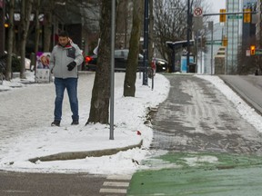 Schnee bedeckt den Bürgersteig, aber nicht den Radweg im 1300 Block Burrard in Vancouver, BC.  27. Dezember 2021.