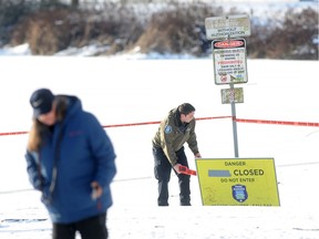 Park Rangers stellen Schilder am Trout Lake auf, da Environment Canada eine arktische Abflusswarnung herausgegeben hat, die für die nächsten zehn Tage Minustemperaturen vorhersagt, iVancouver, BC, 28. Dezember 2021.