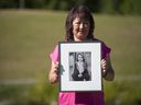Carol Todd hält ein Foto ihrer Tochter Amanda Todd, der 15-Jährigen, die im Oktober 2012 Selbstmord beging, nachdem sie gemobbt worden war.