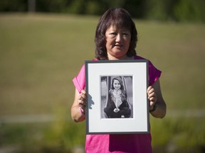 Carol Todd hält am 18. August 2020 im Settlers Park in Port Coquitlam ein Foto ihrer Tochter Amanda Todd, der 15-Jährigen, die im Oktober 2012 Selbstmord beging, nachdem sie gemobbt worden war.