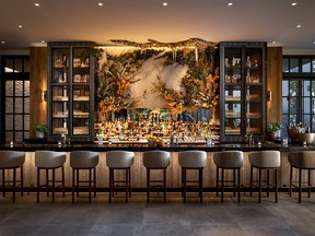 Le Flora Lounge du 1 Hotel Toronto sur la rue Lower Bathurst ressemble au rêve d'un botaniste, avec une vaste gamme de plantes entourant un immense miroir.