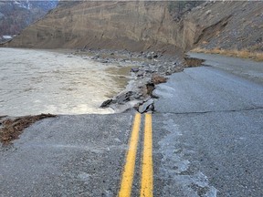 Highway 8 - östlich der Spences Bridge Auswirkungen von Hochwasserschäden.  Die Besatzungen prüfen und arbeiten an der Reparatur.  11. Dezember 2021.