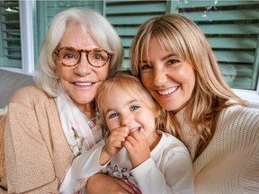 Jean Senft aus West Vancouver, hier abgebildet mit ihrer Enkelin Makenna und ihrer Tochter Lauren, die 2004 bei den kanadischen Juniorenmeisterschaften eine Silbermedaille gewann.