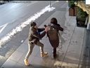 Die Polizei veröffentlichte eine Videoüberwachung, die einen unprovozierten Angriff eines Mannes auf eine 22-jährige Frau entlang der West Georgia Street am 31. Dezember 2021 aufzeichnet, einen von mehreren in den letzten Monaten in Vancouver.