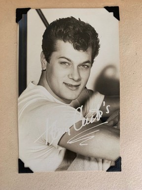 Tony Curtis.