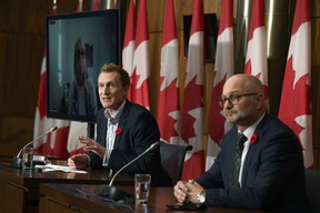 Marc Miller, Minister für Beziehungen zwischen der Krone und den Ureinwohnern (Mitte), bei einer Pressekonferenz über die Anordnung des kanadischen Menschenrechtstribunals, indigene Kinder und ihre Familien am 29. Oktober 2021 in Ottawa zu entschädigen.