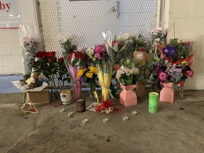 Blumen am Tatort des Mordes an Ramina Shah, in einem Parkhaus unter der 1126 Austin Ave. Coquitlam, am 27. Januar 2022