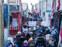 Unterstützer kommen am Parliament Hill für den Freedom Truck Convoy an, um am 29. Januar 2022 in Ottawa, Kanada, gegen die Impfvorschriften und -beschränkungen von Covid-19 zu protestieren. – Hunderte von Truckern fuhren am Samstag im Rahmen einer selbsternannt 