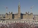 Ein Live-Bild des Center Block und des Peace Tower auf dem Parliament Hill.
