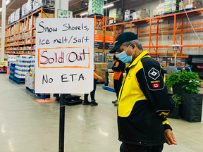 Der Standort Henning Drive Home Depot in Burnaby, BC, weist ein Schild auf, das darauf hinweist, dass Schneeschaufeln und Schneesalz ausverkauft sind.