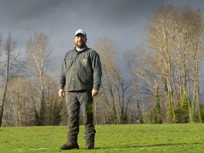 Baumpfleger Franz Wilhelm von Ash Grove Tree Solutions im Fraser River Park in Vancouver, BC.  3. Januar 2022.
