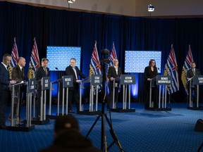Von links: Val Litwin, Ellis Ross, Michael Lee, Stan Sipos, Kevin Falcon, Renee Merrifield, Gavin Dew bei der BC Liberal Party nach ihrer Führungsdebatte am 14. Dezember 2021.