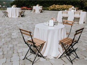 Fotos von Tischen und Stühlen, die von The Good Party bei einer Hochzeit im August 2021 in Victoria, BC, aufgestellt wurden