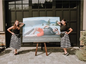 Foto von Sara Stevenson und Chloe Pasemko von The Good Party vor einem COVID-19-Distanzschild bei einer Hochzeit im August 2021 in Victoria, BC