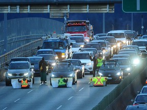 Demonstranten blockieren am Montagmorgen den Verkehr in Richtung Süden auf der Ironworkers Memorial Bridge nach Vancouver.