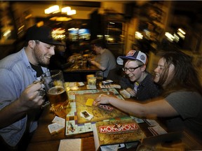 Die Studenten Cory Laing (links) Chelsea Tekonomy und Joscelyn Jackson (rechts) spielen Monopoly in der Storm Crow Tavern am Commercial Drive auf diesem Foto aus dem Jahr 2014.  Das Restaurant Commercial Drive hatte zuvor im Frühjahr 2020 geschlossen.