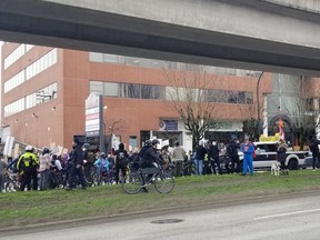 Am Samstag blockierten Gegendemonstranten den Lkw-Konvoi gegen Medien und Impfstoffe in Vancouver auf der Terminal Avenue.  Foto mit freundlicher Genehmigung von Claudia Kwan.